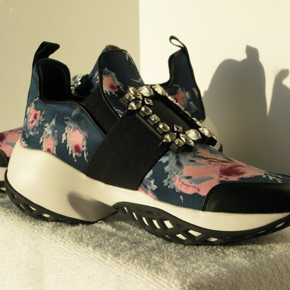 Meet your Posher, Bernadette - Picture 2 of 16